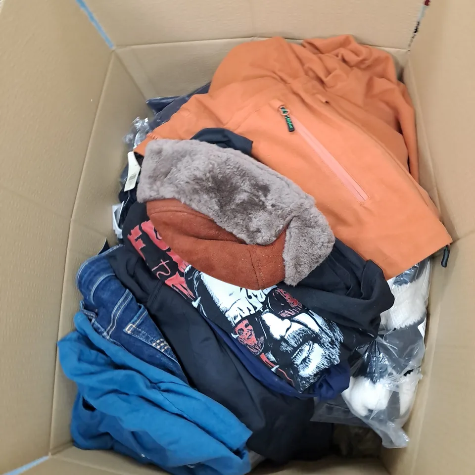 BOX OF ASSORTED CLOTHING ITEMS TO INCLUDE SHORTS, SWIMSUIT, T-SHIRTS ETC 