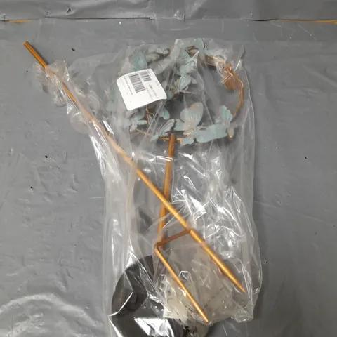 APPROXIMATELY 4 GARDEN DECORATIVE ITEMS 