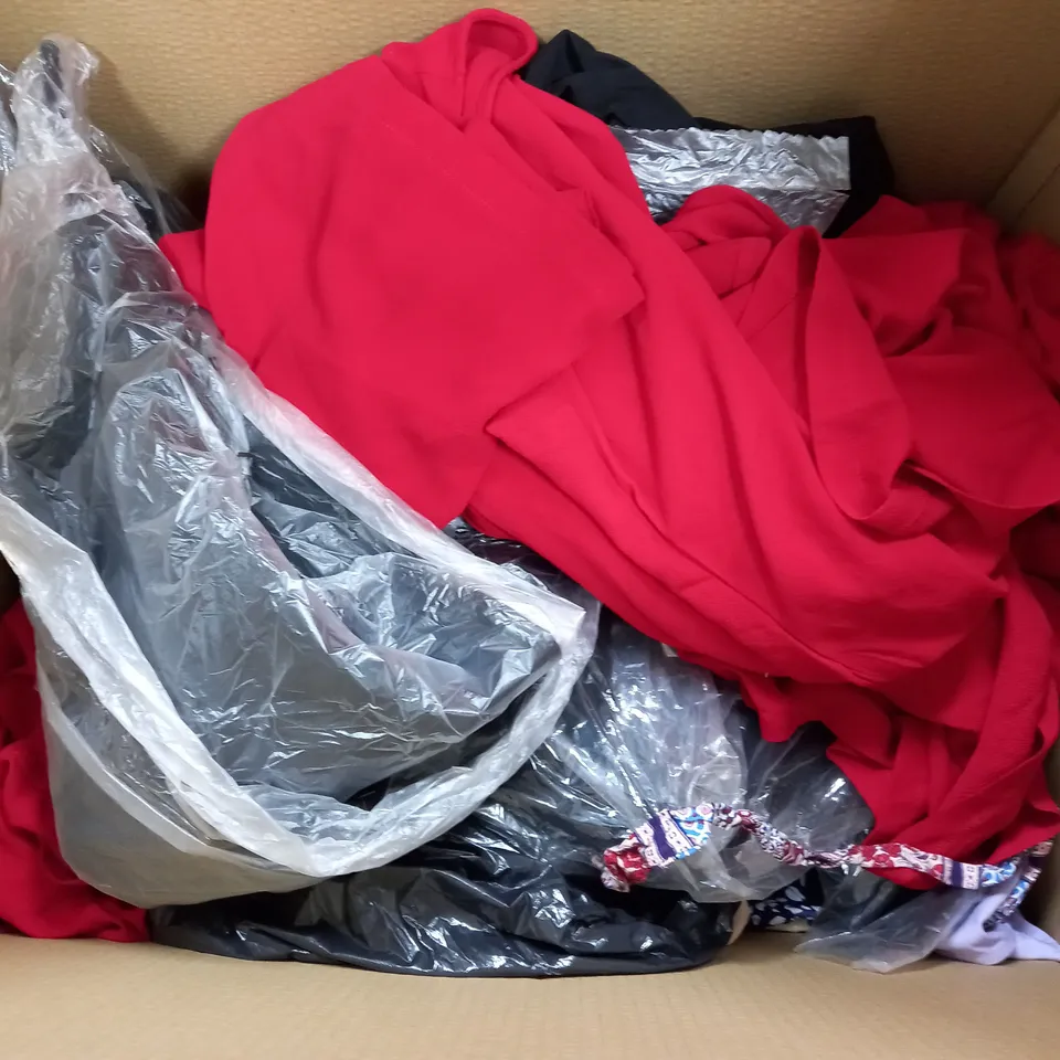 BOX OF APPROXIMATELY 20 ASSORTED CLOTHING ITEMS TO INCLUDE SKIRT, TOPS, DRESSES ETC