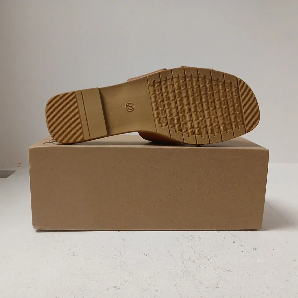 BOXED PAIR OF CHIC OPEN TOE FLAT SANDALS IN DEEP TAN SIZE UK 5