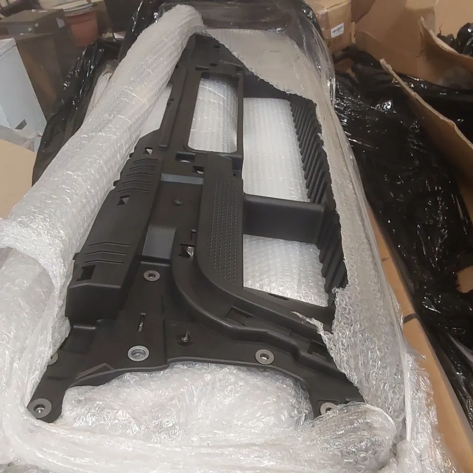 PALLET CONTAINING A LARGE QUANTITY OF ASSORTED CAR PARTS ECT INCLUDING: VEHICLE STEP, FRONT BUMPER CENTRE ECT
