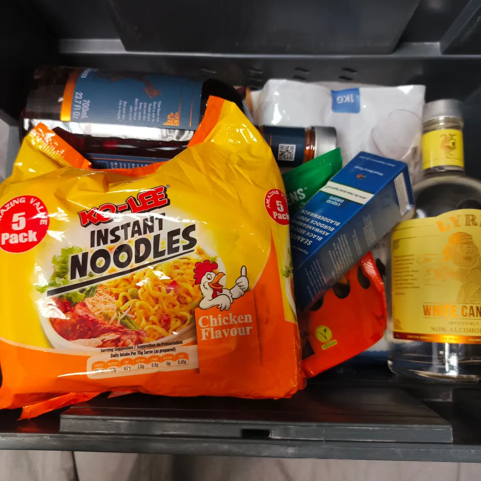 APPROXIMATELY 10 ASSORTED FOOD & DRINK ITEMS TO INCLUDE TREETS SALTED PEANUTS, GALAXY MILK DIGESTIVE, LYRES AMERICAN MALT NON-ALCOHOLIC SPIRIT, ETC - COLLECTION ONLY