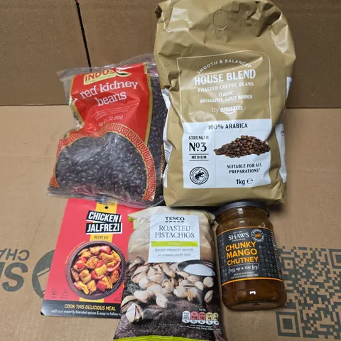 APPROXIMATELY 10 ASSORTED FOOD/DRINK PRODUCTS TO INCLUDE MANGO CHUTNEY, PISTACHIOS, KIDNEY BEANS ETC 
