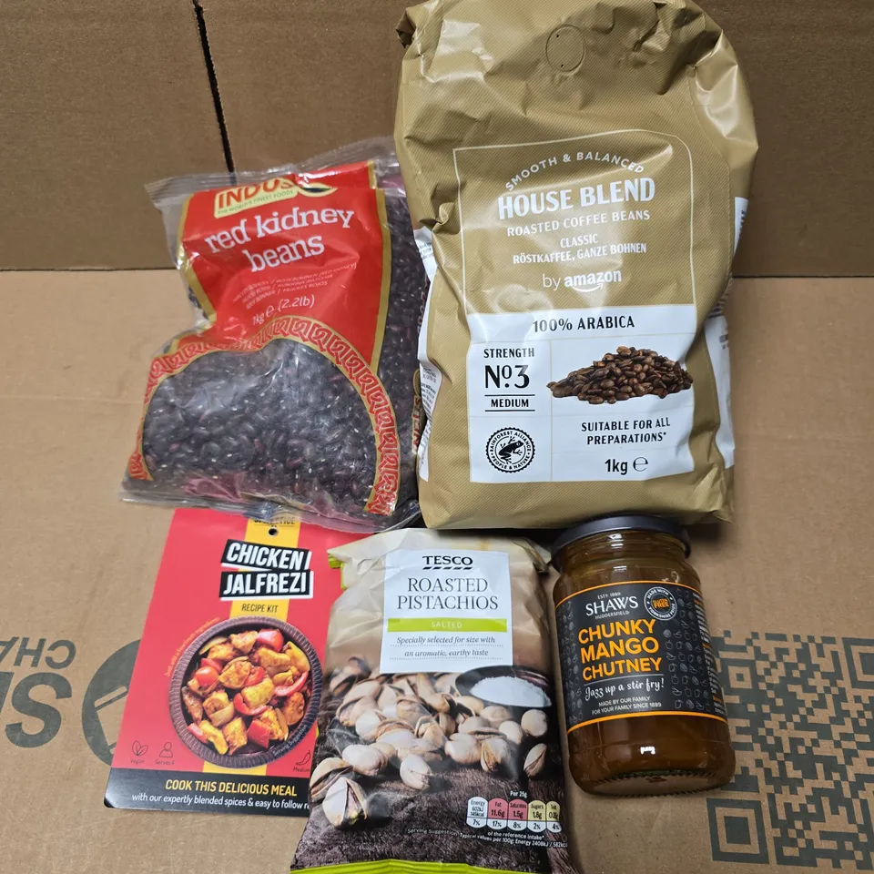 APPROXIMATELY 10 ASSORTED FOOD/DRINK PRODUCTS TO INCLUDE MANGO CHUTNEY, PISTACHIOS, KIDNEY BEANS ETC 