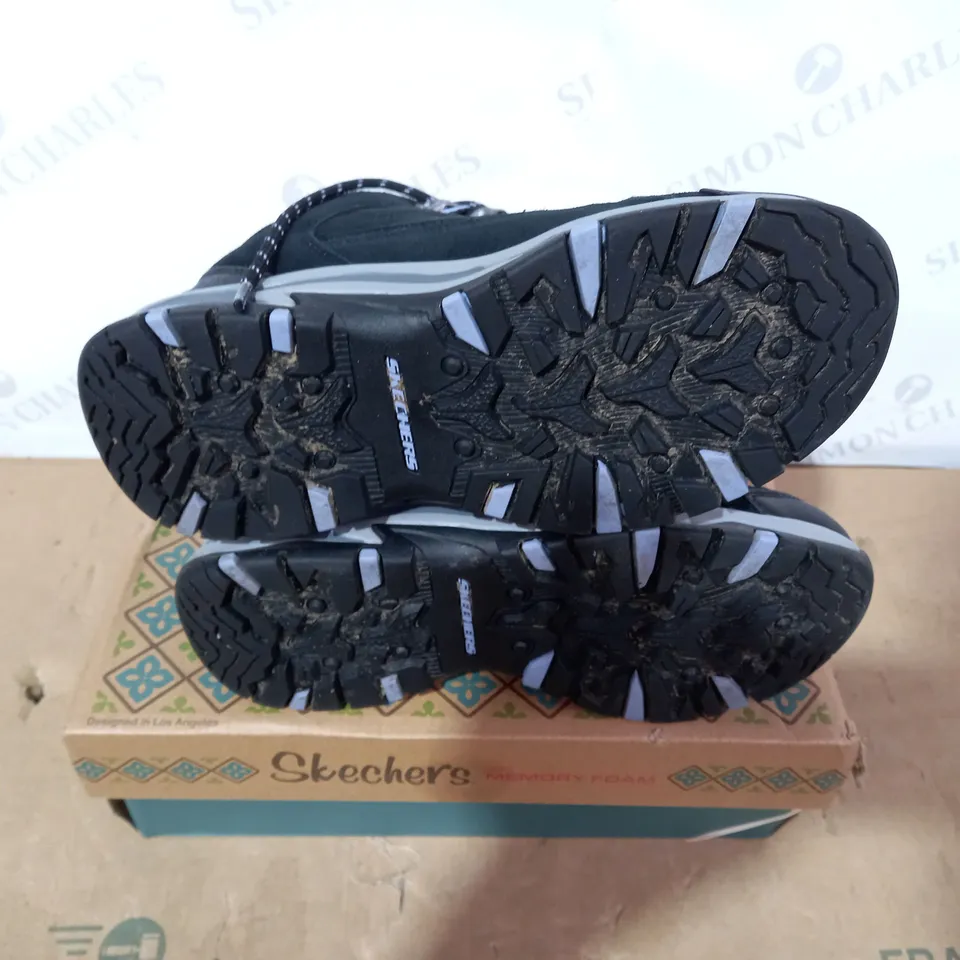 BOXED PAIR OF SKECHERS BLACK BOOTS - SIZE 3.5