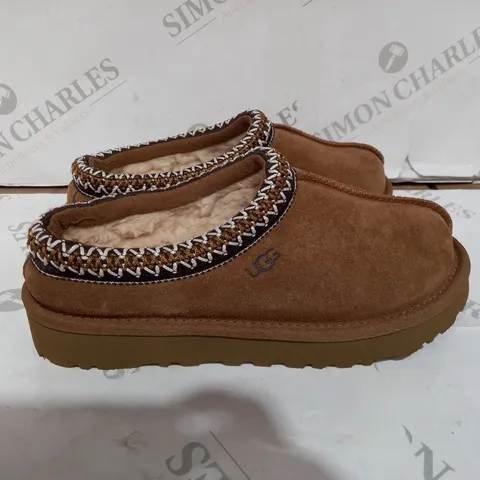 UGG LOW BOOT SLIPPERS FLUFFY - UK SIZE 5