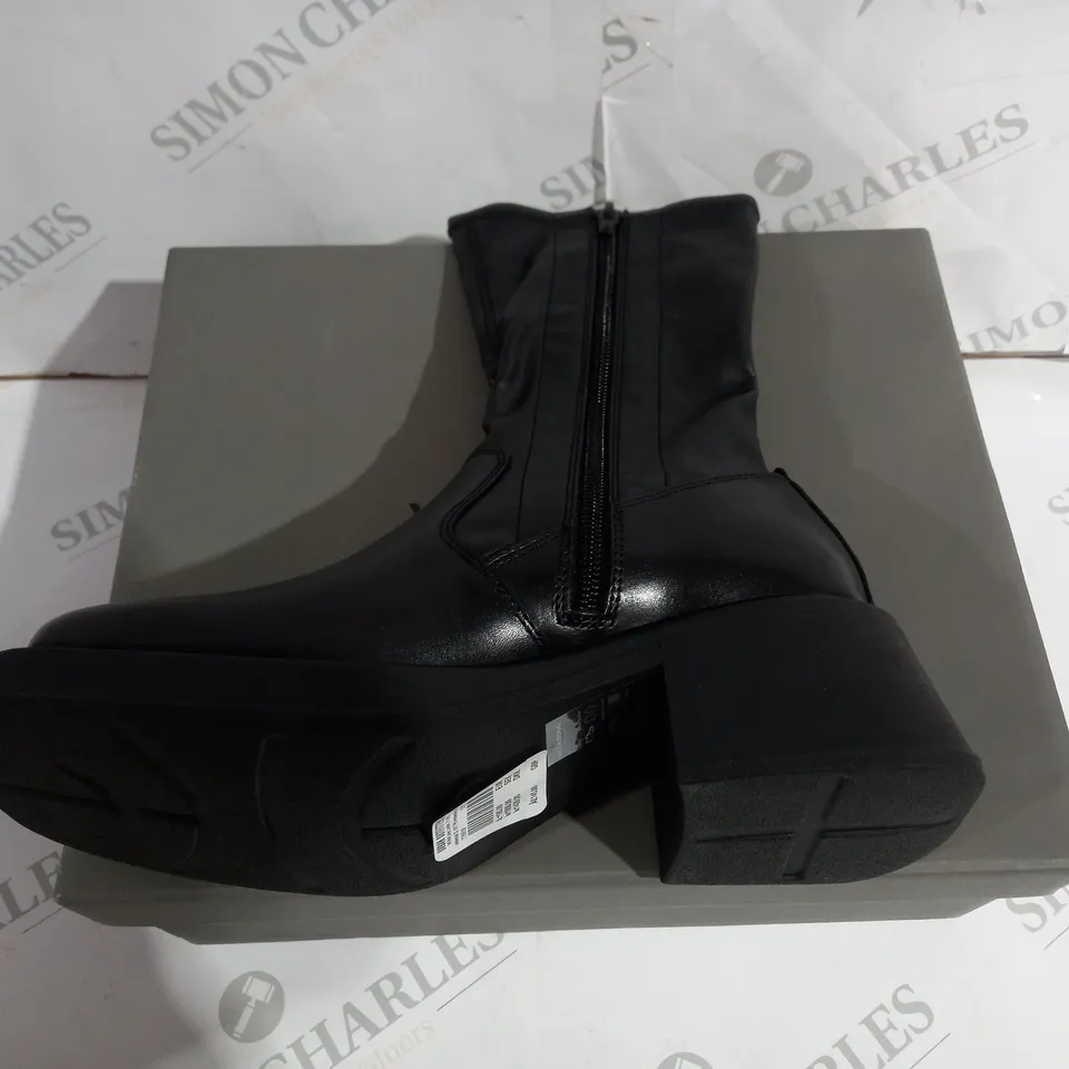 BOXED PAIR OF VAGABOND BLACK BOOTS SIZE 36 