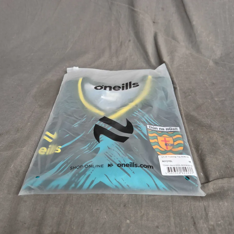 ONEILLS GAA DONEGAL TRAINING TOP WITH TAGS. MEDIUM