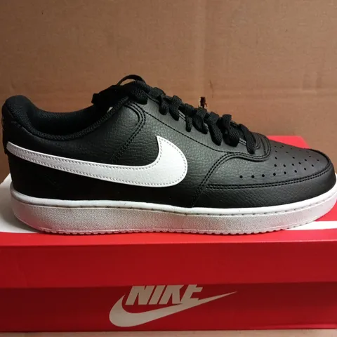 BOXED PAIR OF NIKE COURT VISION LOW BLACK/WHITE TRAINERS – UK 9