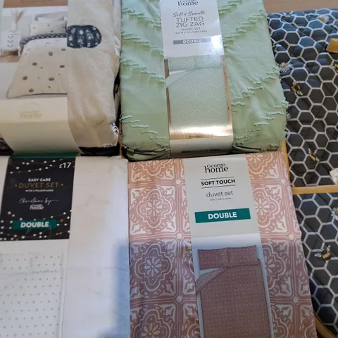 LOT OF APPROXIMATELY 10 ASSORTED HOME FABRIC ITEMS TO INCLUDE DUVET SETS AND TOWELS