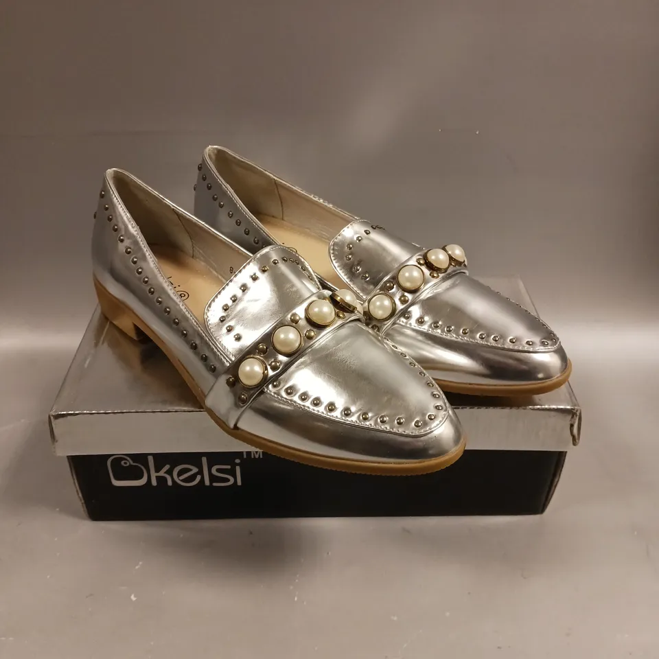 BOXED PAIR OF KELSI SLIP ON LOW HEEL SHOES IN SILVER - 8