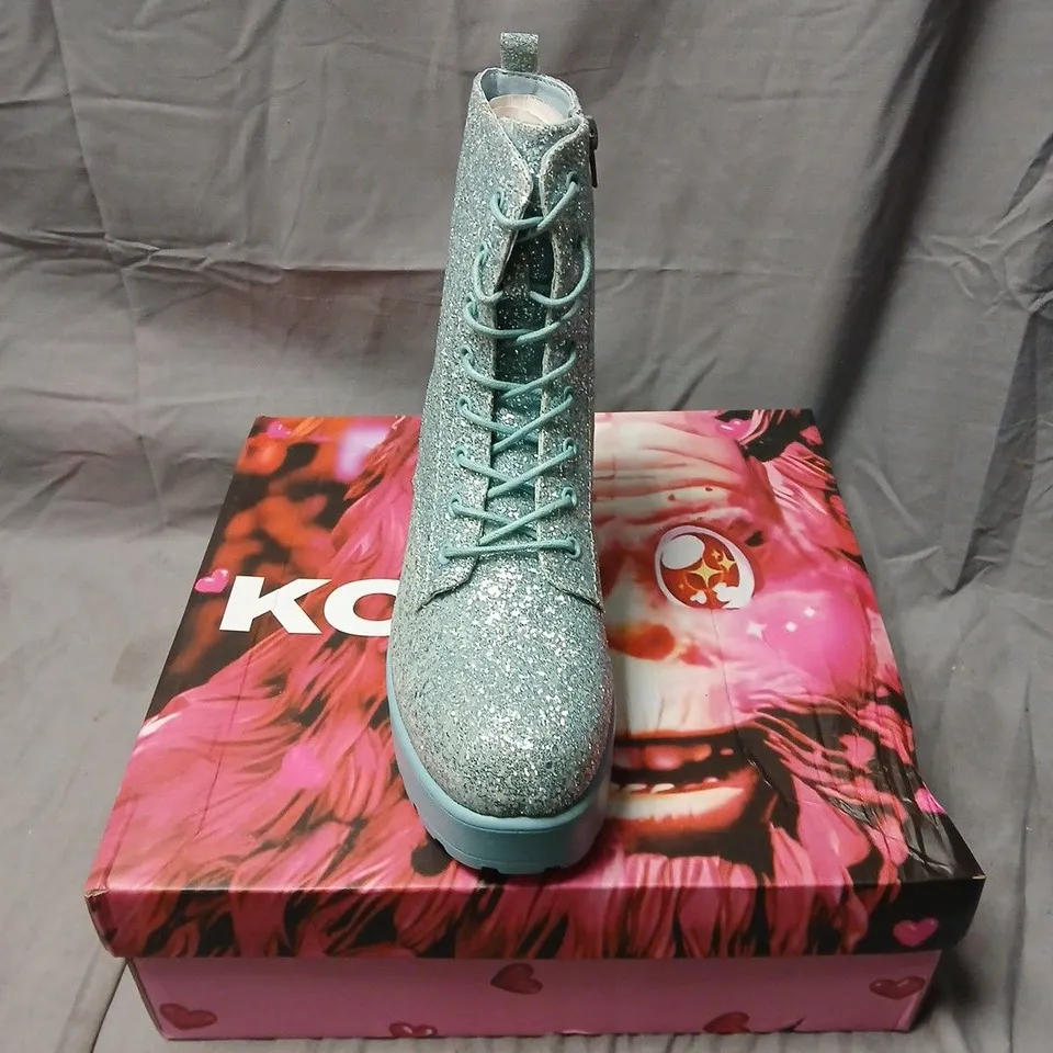 BOXED KOI WIZARDS SPELL PLATFORM GLITTER BOOTS IN AQUA - UK 6