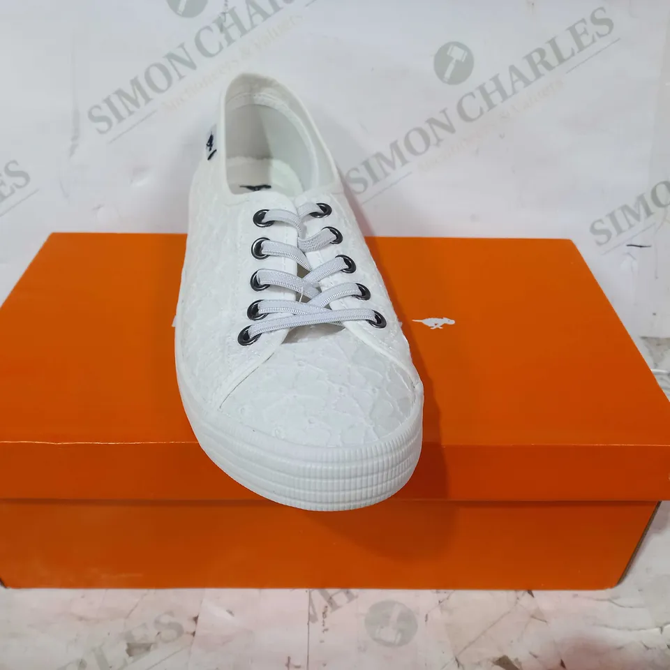 BOXED PAIR OF ROCKET DOG SHOES IN WHITE UK SIZE 7
