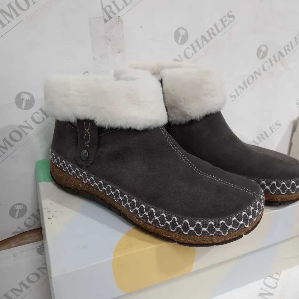 EARTH ORIGINS EMMALYN GREY BOOTS SIZE 7