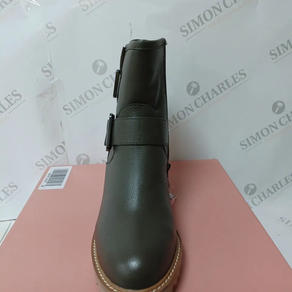 BOXED PAIR OF MODA IN PELLE CORNELIA BIKER BOOTS IN KHAKI UK SIZE 5