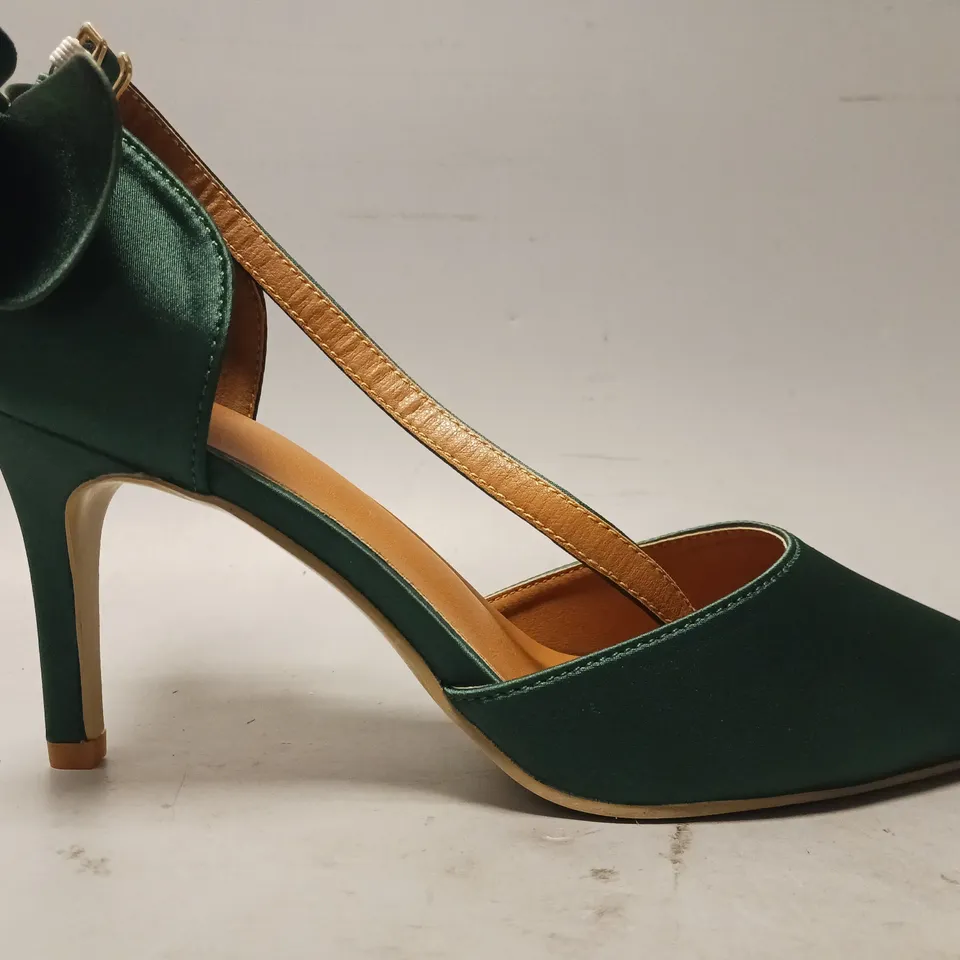 BOXED PAIR OF DESIGNER POINTED TOE HEELS IN GREEN W. BOW DETAIL EU SIZE 37