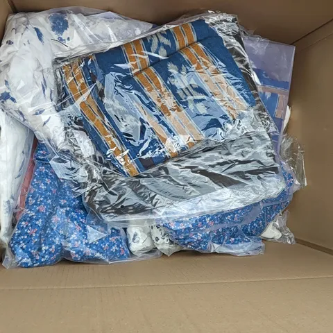 BOX OF APPROXIMATELY 25 ASSORTED CLOTHING ITEMS IN VARIOUS STYLES, COLOURS AND SIZES