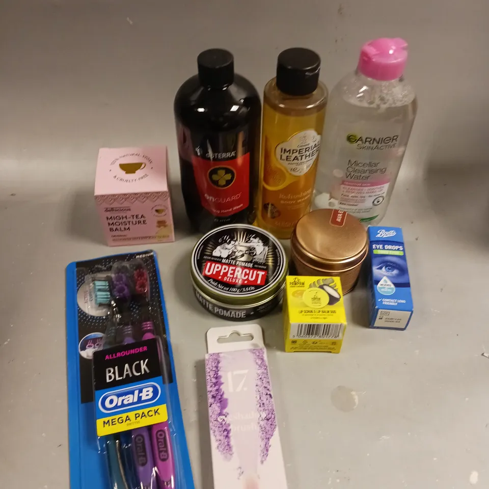 APPROXIMATELY 20 ASSORTED HEALTH & BEAUTY PRODUCTS TO INCLUDE TIRED EYE DROPS, ORAL B TOOTH BRUSH SET, UPPERCUT MATTE POMADE ETC 