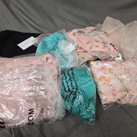 APPROXIMATELY 20 ASSORTED CLOTHING ITEMS IN VARIOUS STYLES AND SIZES 