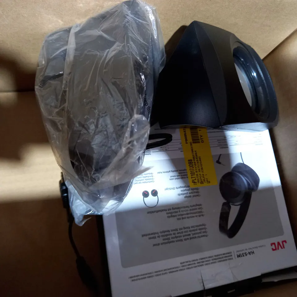 BOX OF APPROXIMATELY 5 ASSORTED HOUSEHOLD ITEMS TO INCLUDE BLACKWEB POWER BANK, ONN KIDS HEADPHONES, ONN WIRELESS HEADPHONES, ETC