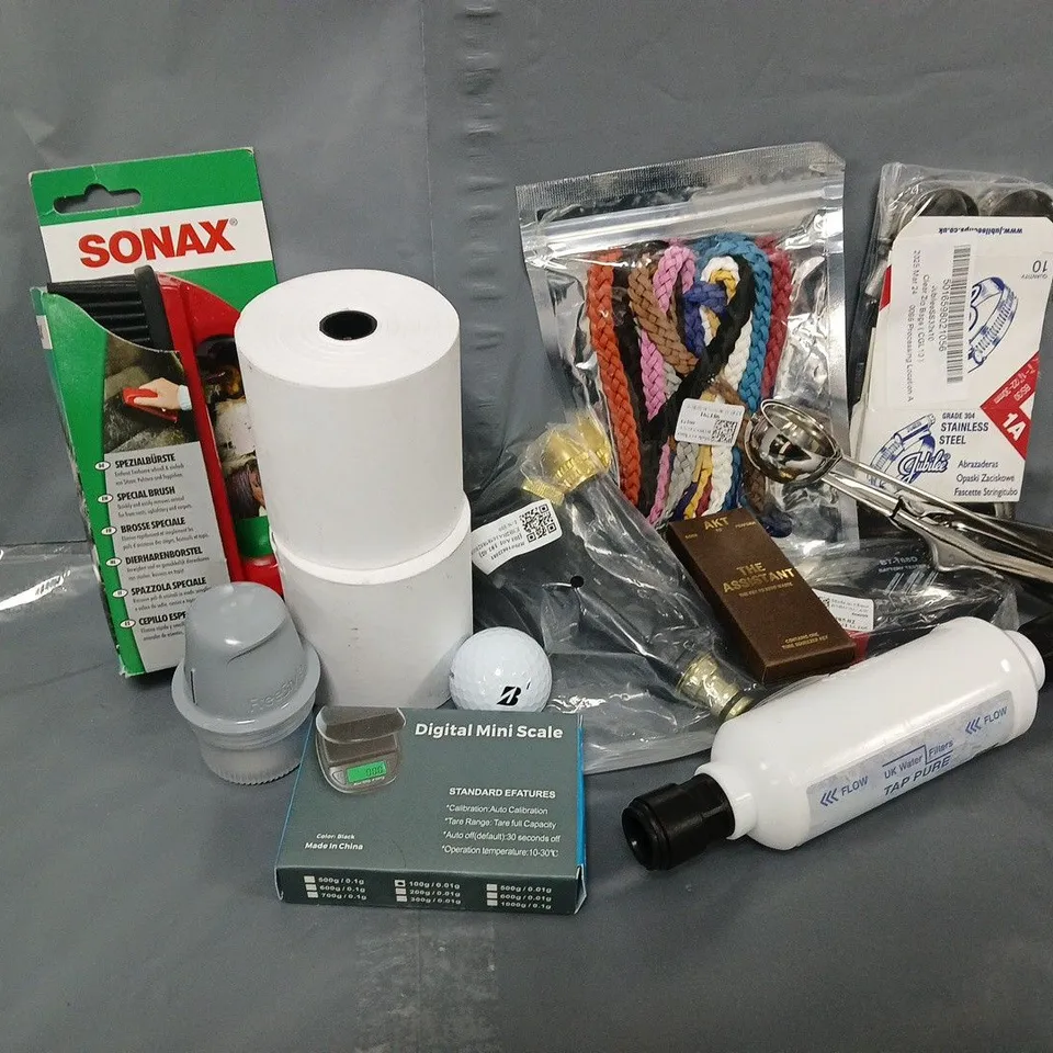 APPROXIMATELY 18 ASSORTED HOUSEHOLD ITEMS TO INCLUDE DIGITAL MINI SCALE, SONAX SPECIAL BRUSH, GOLF BALLS, ETC