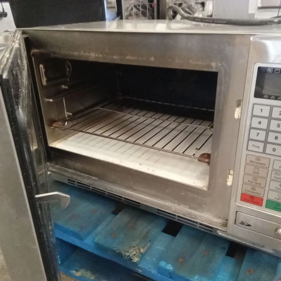 PANASONIC COMMERCIAL MICROWAVE OVEN // MODEL: NE-C1275 BP
