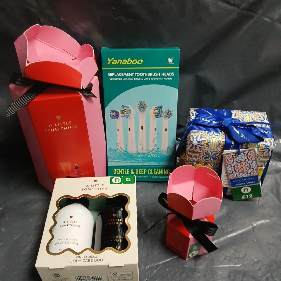 APPROXIMATELY 10 ASSORTED HEALTH & BEAUTY PRODUCTS TO INCLUDE TOOTHBRUSH HEADS, BODY CARE SET, LUXURY SOAPS ETC