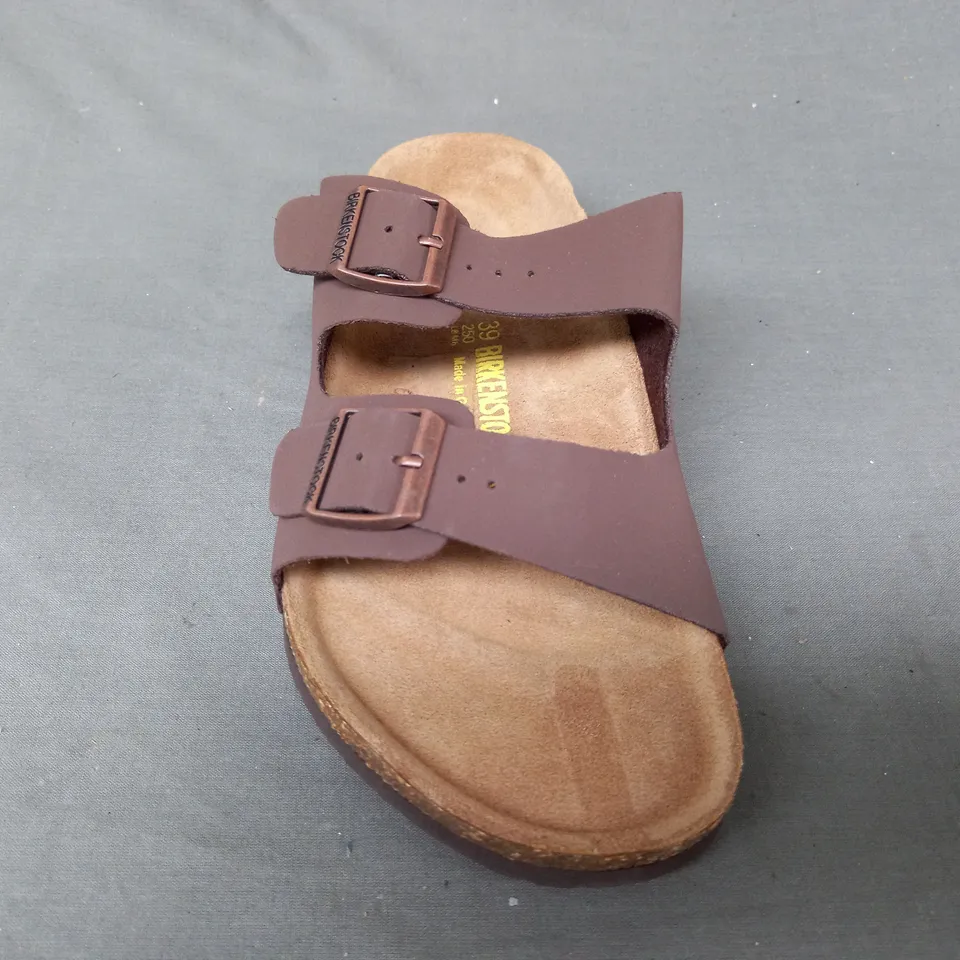 PAIR OF BIRKENSTOCK OPEN TOE SANDALS IN DARK TAN EU SIZE 39