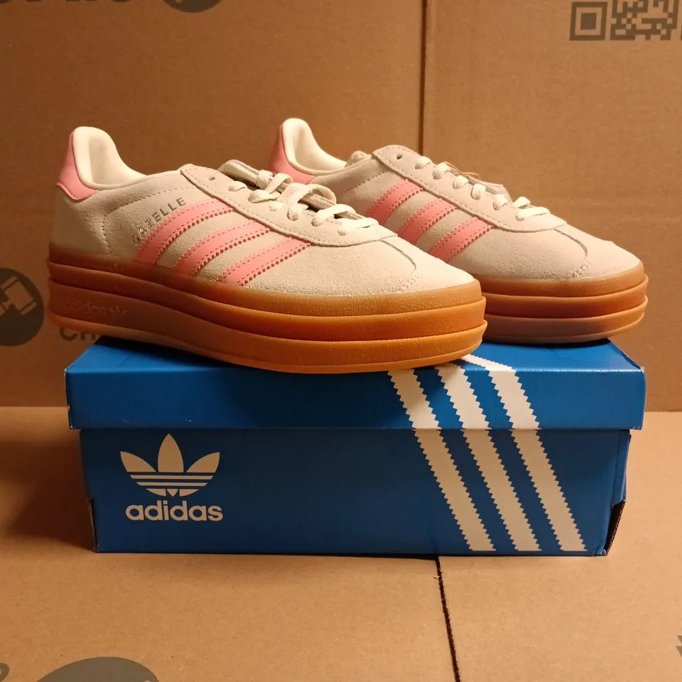 BOXED PAIR OF ADIDAS GAZELLE BOLD J SHOES IN GREY/PINK SIZE UK 4.5
