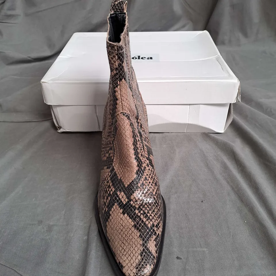 BOXED PAIR OF FARES ANKLE BOOTS IN SNAKE TAUPE SIZE 6.5