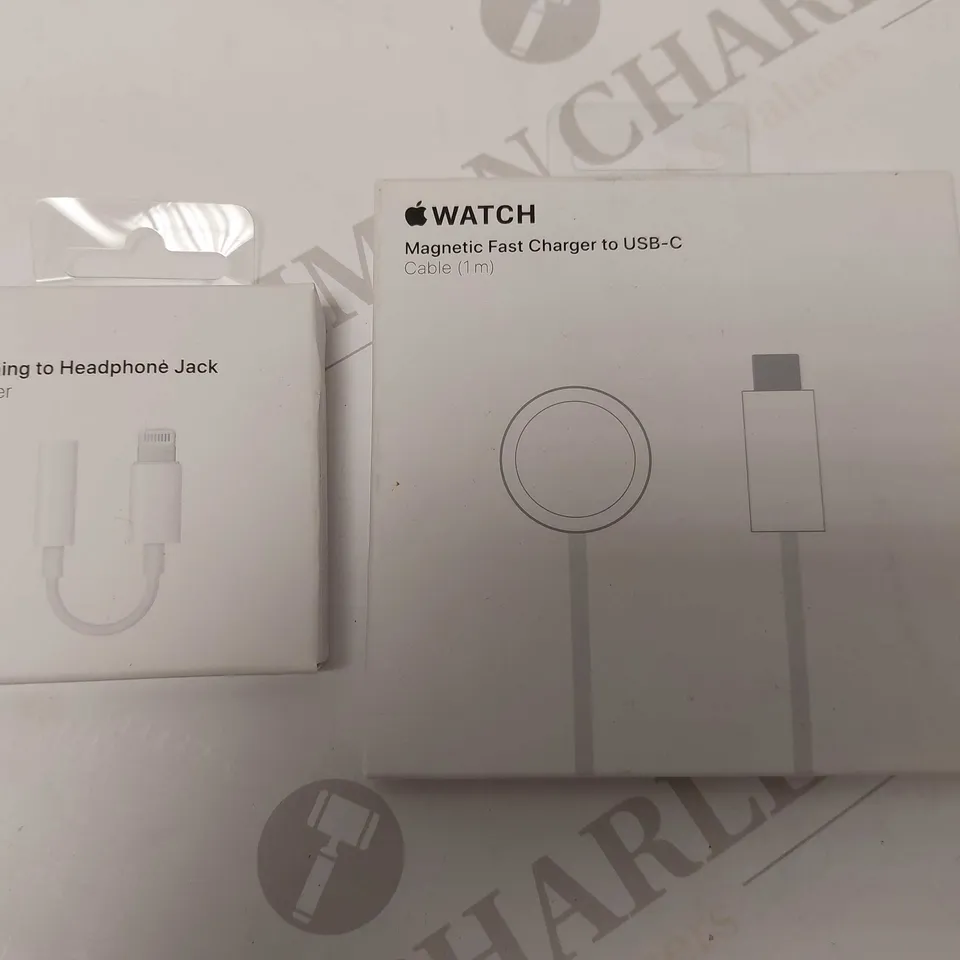 LOT OF 2 APPLE ITEMS TO INCLUDE MAGNETIC FAST CHARGER AND HEADPHONE JACK ADAPTER