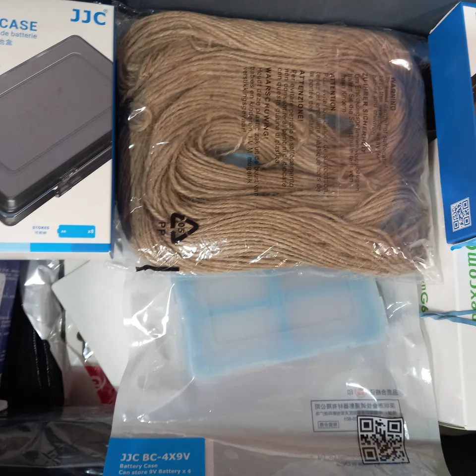 LOT OF APPROXIMATELY 10 ASSORTED HOUSEHOLD ITEMS TO INCLUDE GARLIC PRESS, SCREWDRIVERS POUCH, EGG TIMER, ETC