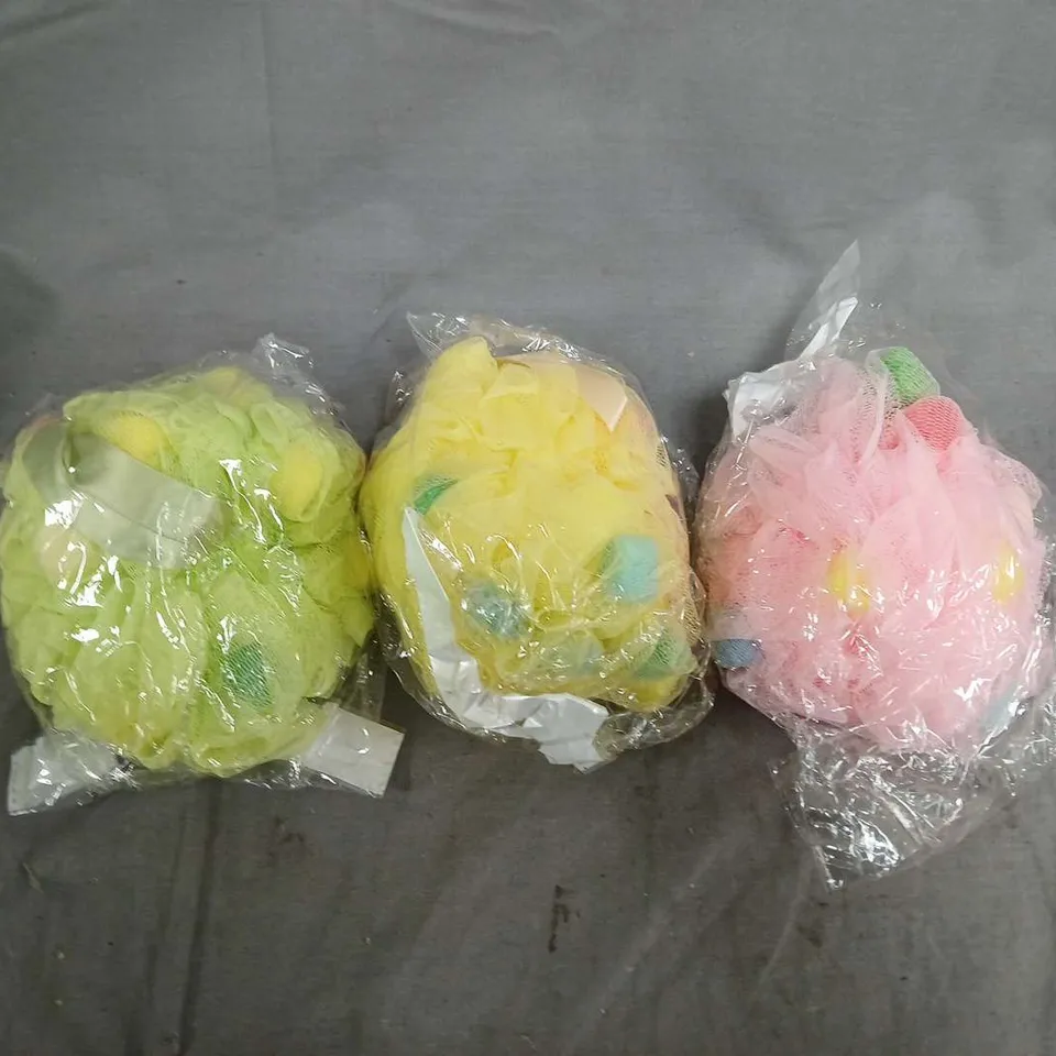 LARGE QUANTITY OF BATH POUFS (LOOFAHS) IN VARIOUS COLOURS