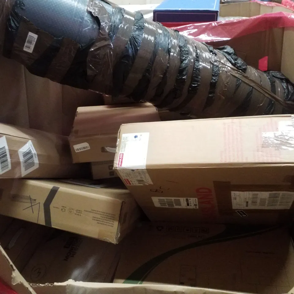 PALLET CONTAINING ASSORTED PRODUCTS INCLUDING L-SHAPE DESK, LEISURE CHAIR, PATIO UMBRELLA & HIGH-DEFINITION HOME GAME MACHINE 