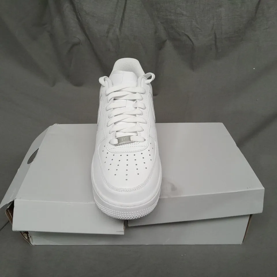 BOXED NIKE AIR FORCE 1 TRAINERS IN WHITE SIZE 8