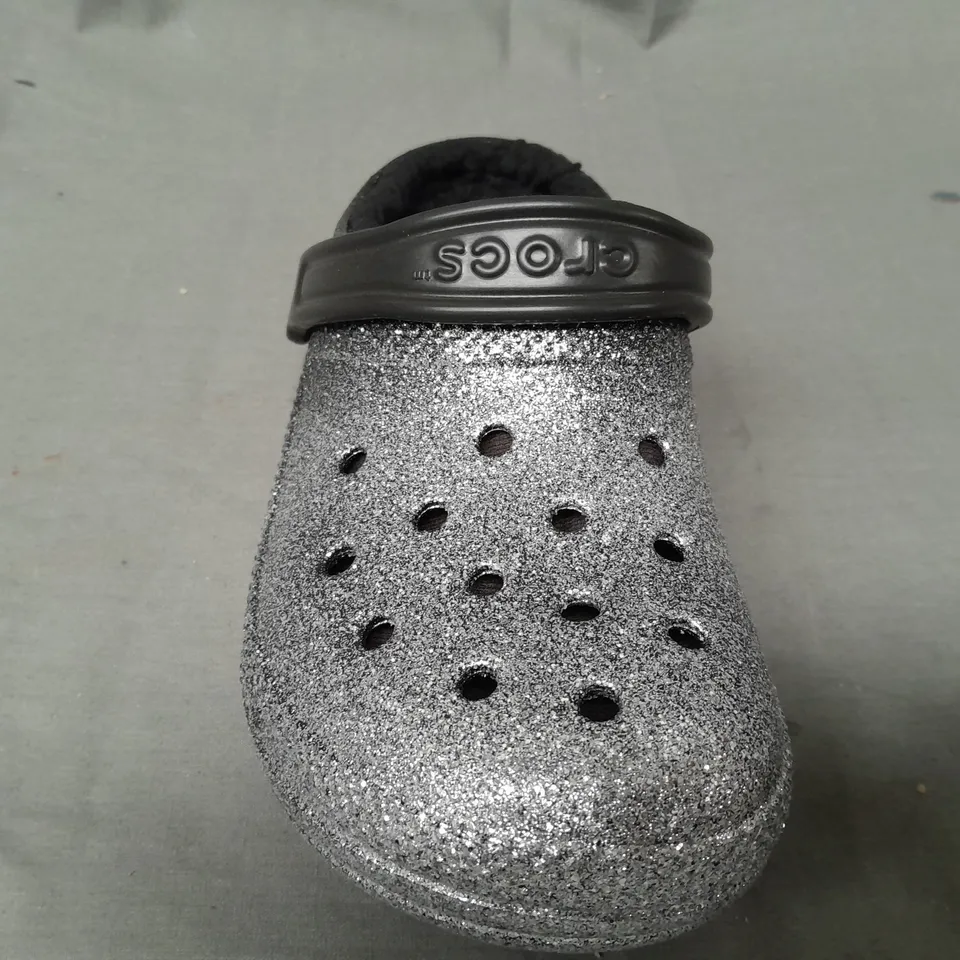 PAIR OF CROCS CLASSIC GLITTER LINED CLOGS IN SILVER UK SIZE M4/W5