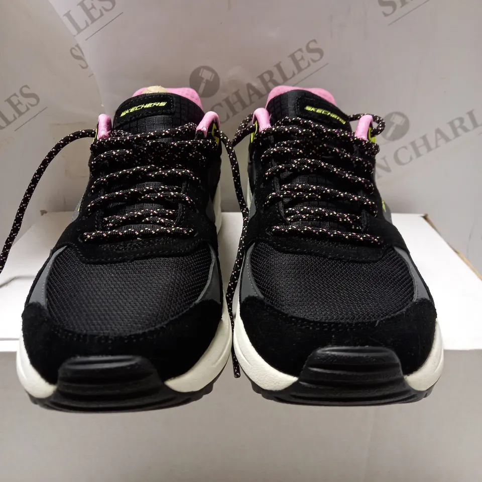SKECHERS BLACK JOG TRAINERS - SIZE 6