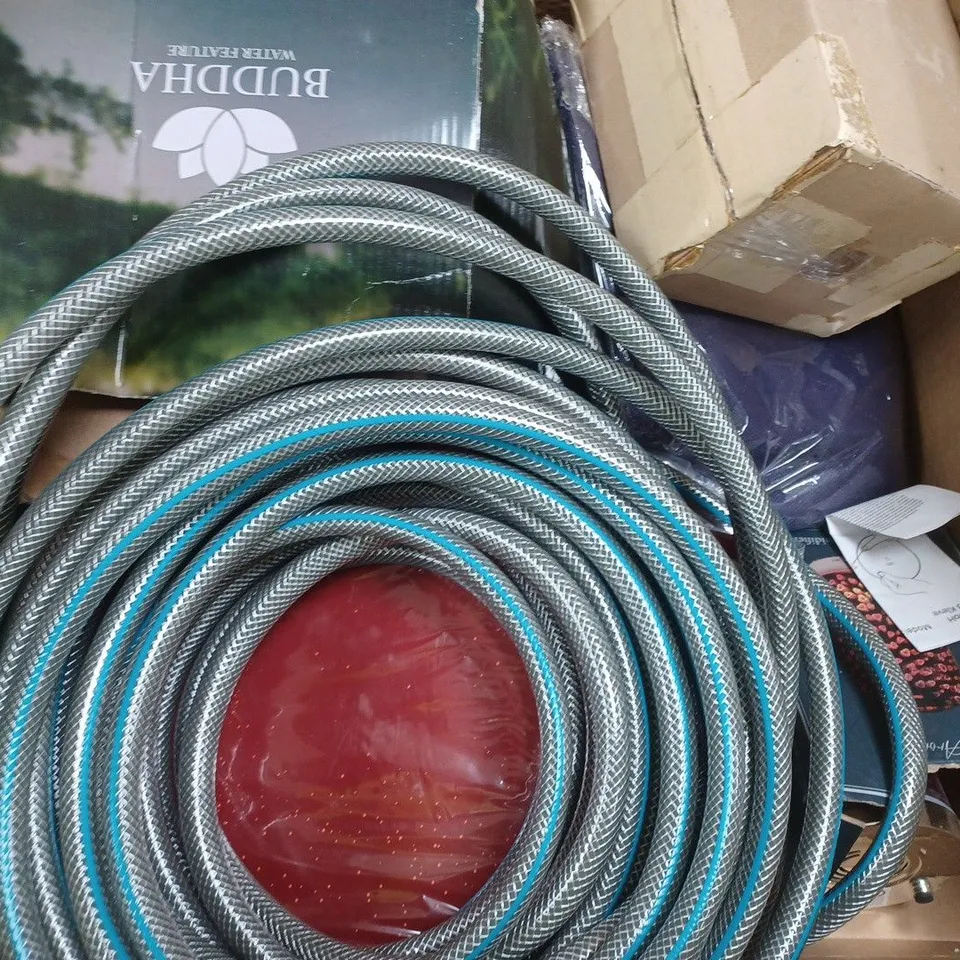 BOX OF APPROXIMATELY 30 ASSORTED HOUSEHOLD ITEMS TO INCLUDE MICROWAVE DISH, JEWELLERY BOX, ETC