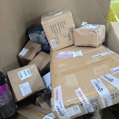 PALLET OF APPROXIMATELY 15 ASSORTED DAMAGED/FAULTY HOUSEHOLD PRODUCTS TO INCLUDE HOME DECOR, MIRROR, AIR FRYER ETC - COLLECTION ONLY 