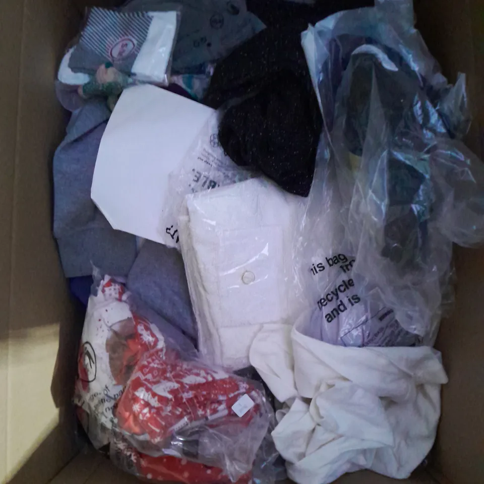 APPROXIMATELY 20 ASSORTED CLOTHING ITEMS IN VARIOUS SIZES TO INCLUDE - COAT, JEANS, SOCKS, ETC