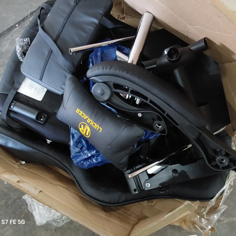 BOXED LUCKRACER GAMING CHAIR BLACK