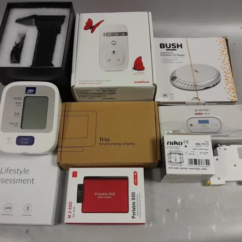 LOT OF 10 ASSORTED TECH ITEMS TO INCLUDE TRIO SMART ENERGY DISPLAY, X-SENSE CARBON MONOXIDE ALARM AND NIKO HOME CONTROL