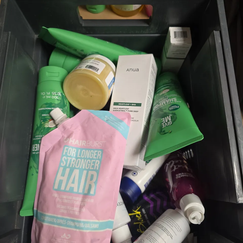 APPROXIMATELY 15 ASSORTED HEALTH & BEAUTY PRODUCTS TO INCLUDE GIVE ME CONDITIONER, MYRA VITA-GLOW WHITENIZER, FRESH SKIN CASTOR OIL ETC - COLLECTION ONLY