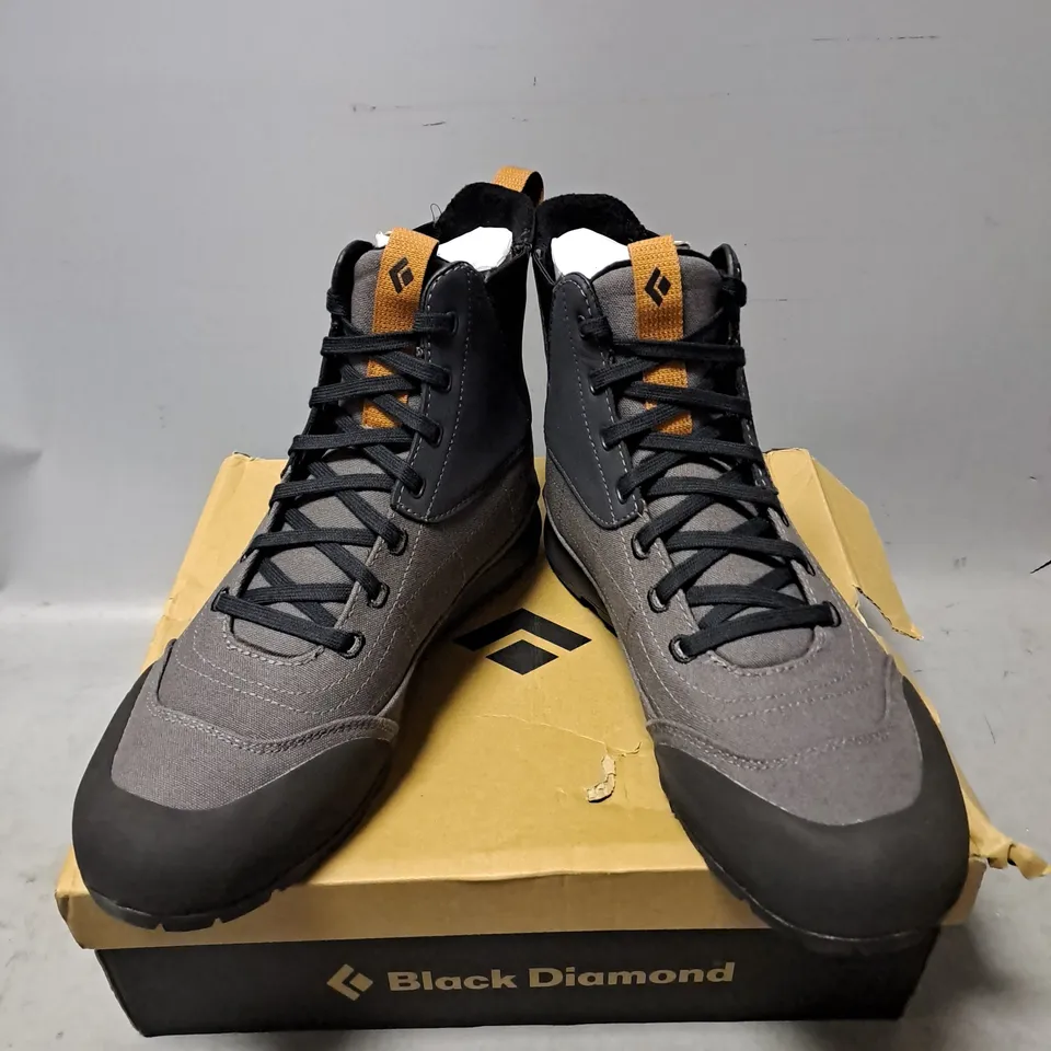 BOXED PAIR OF BLACK DIAMOND CIRCUIT MID MENS BOOTS IN ANTHRACITE SIZE 10.5