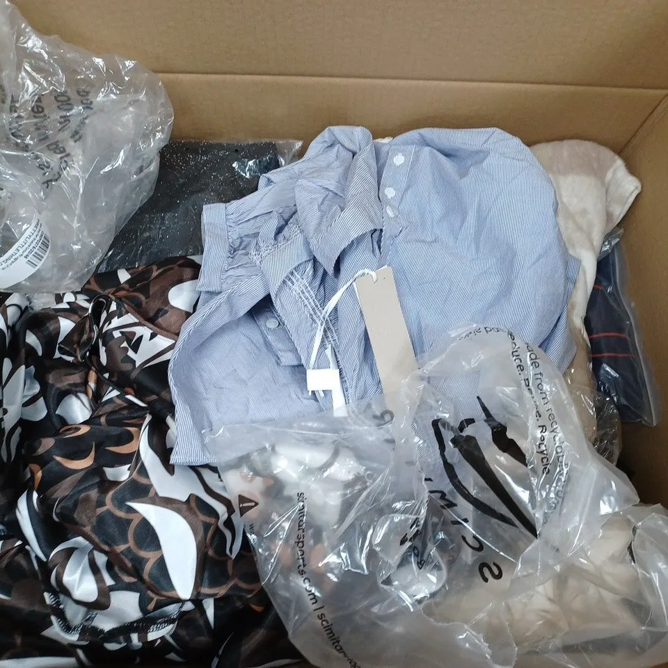 LARGE QUANTITY OF CLOTHING ITEMS TO INCLUDE DRESSES, SWEATERS, JEANS, T-SHIRTS, ETC