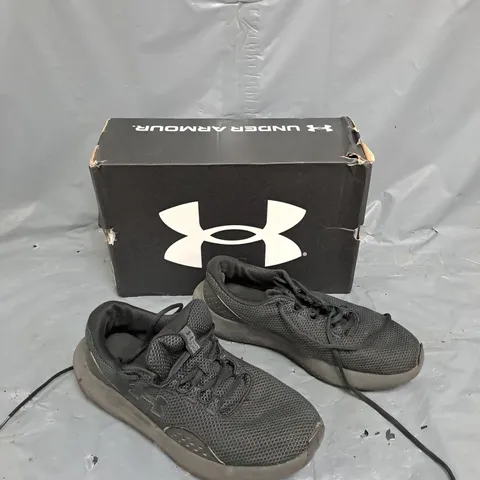 UNDER ARMOUR MENS RUNNING CHARGED SURGE 4 TRAINERS - BLACK UK 9
