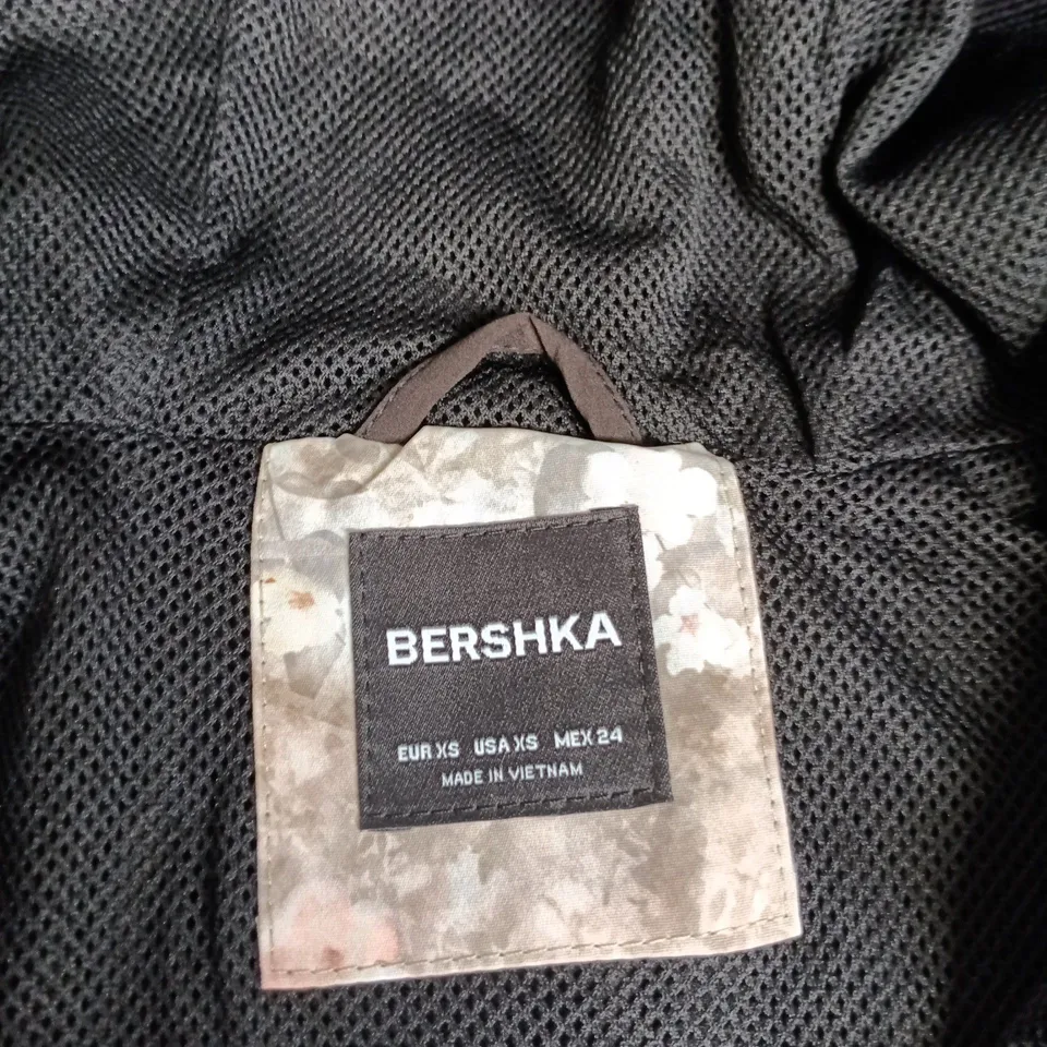 BERSHKA HOODED JACKET – BROWN WINDBREAKER, EU XS (UK 6–8)