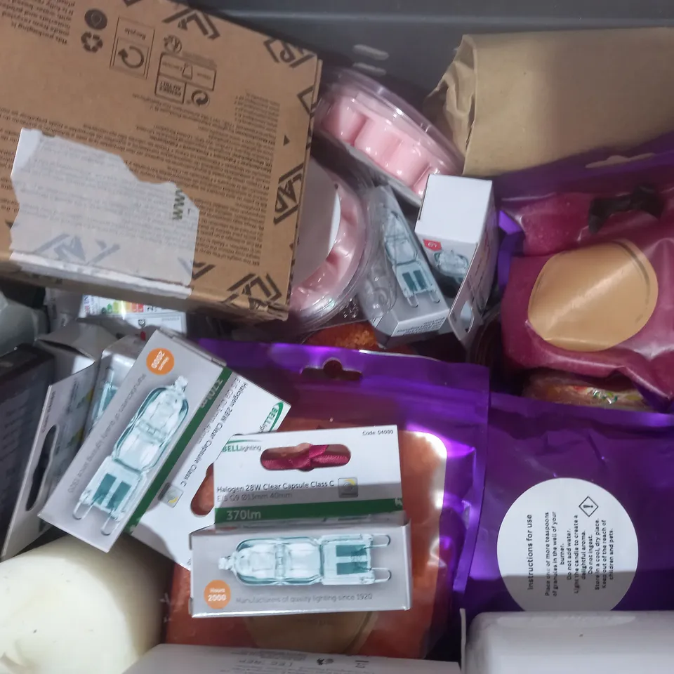 APPROXIMATELY 15 ASSORTED HOUSEHOLD ITEMS TO INCLUDE DECORATIVE RITUAL BOWL, EAR CANDLES, ETC