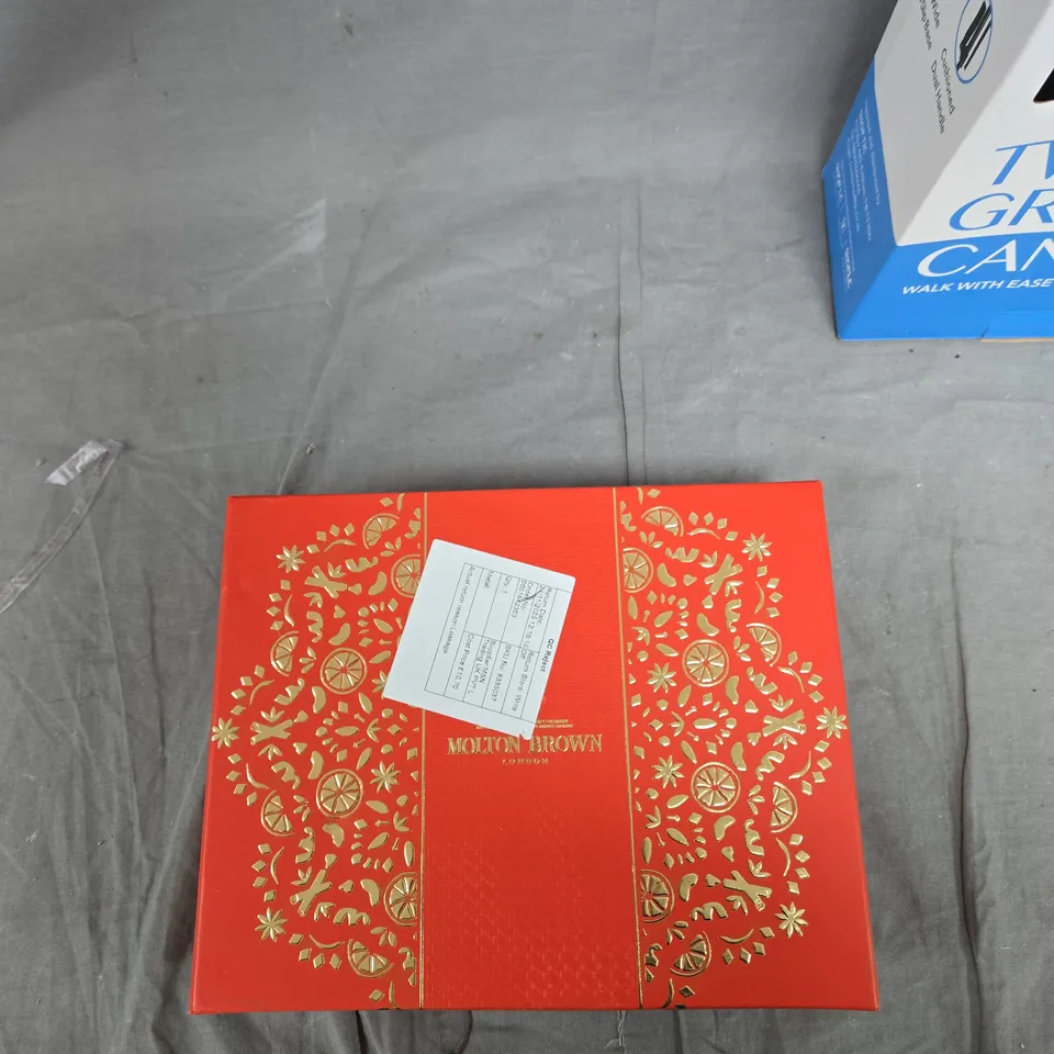 BOX OF APPROXIMATELY 15 ASSORTED ITEMS TO INCLUDE: MOLTON BROWN SOAP SET AND TWIST GRIP CANE