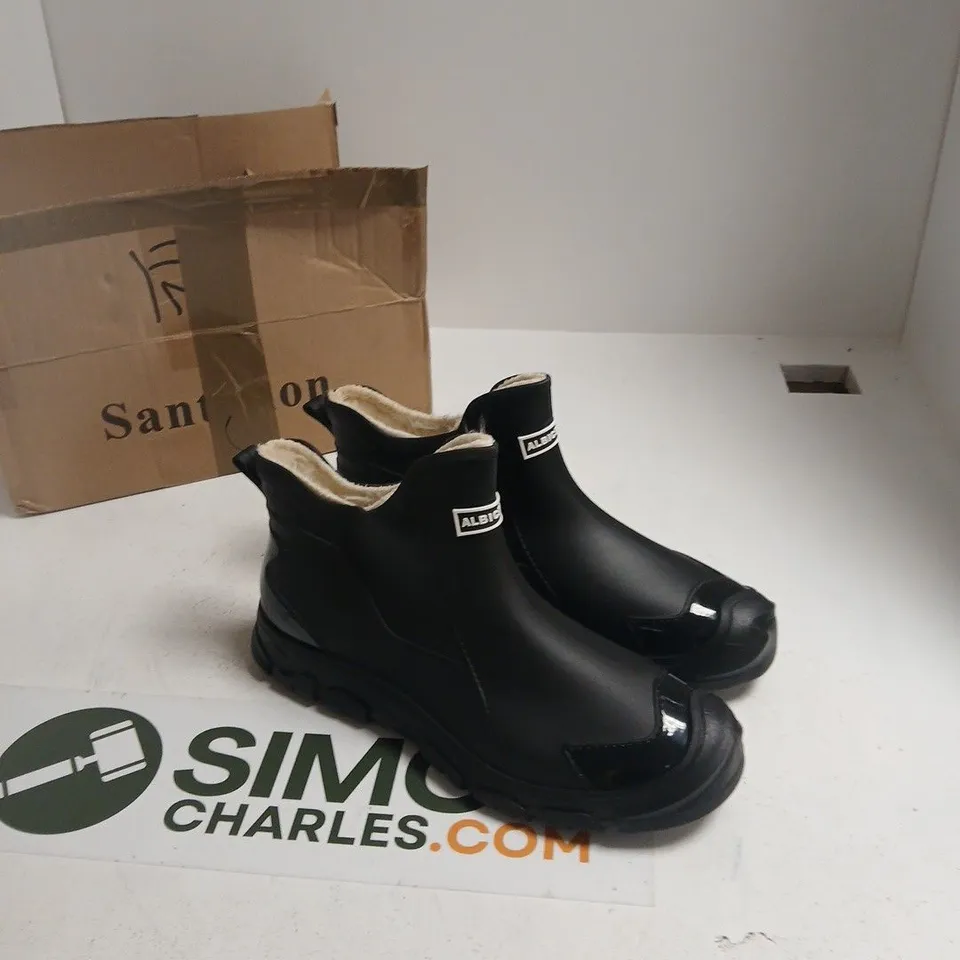 BLACK FAUX-LEATHER ANKLE BOOTS WITH FAUX FUR LINING – UK 13 (EU 48)